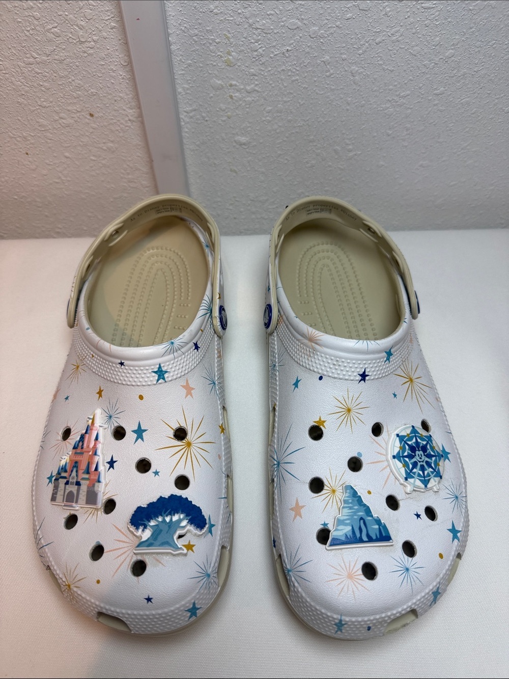 WALT DISNEY PARK ICONS CLOG By CROCS official theme park merchandise W10 M8